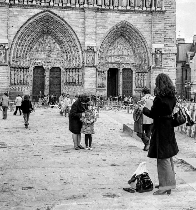 45 Photos Noir et Blanc Envoûtantes Illustrant la Vie Quotidienne dans les Rues de Paris au Début des Années 1970.sn