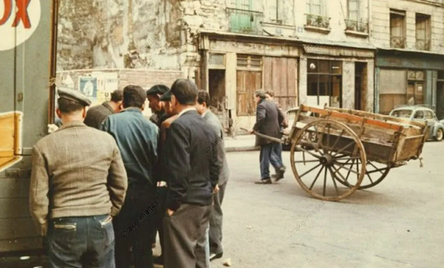 28 superbes photographies couleur qui capturent la vie quotidienne de Paris dans les années 1950.sn