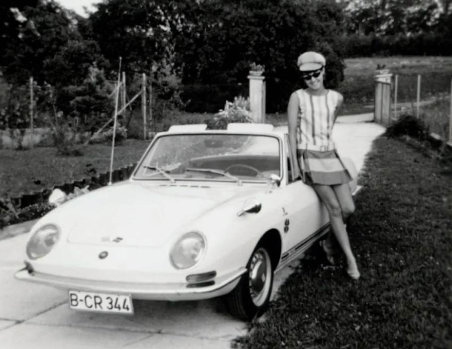45 photos retrouvées capturent des dames élégantes posant avec des automobiles dans les années 1960.sn