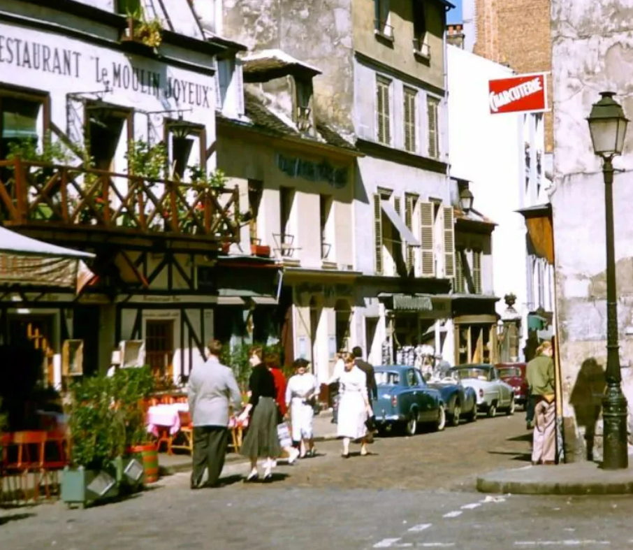 55 photos impressionnantes qui capturent des scènes de rue de Paris dans les années 1950.sn