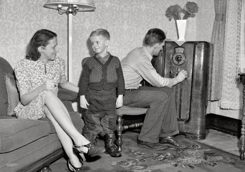 Avant l’ère de la télévision : des photos fascinantes de personnes et leur radio durant l’âge d’or de cet incontournable média.sn