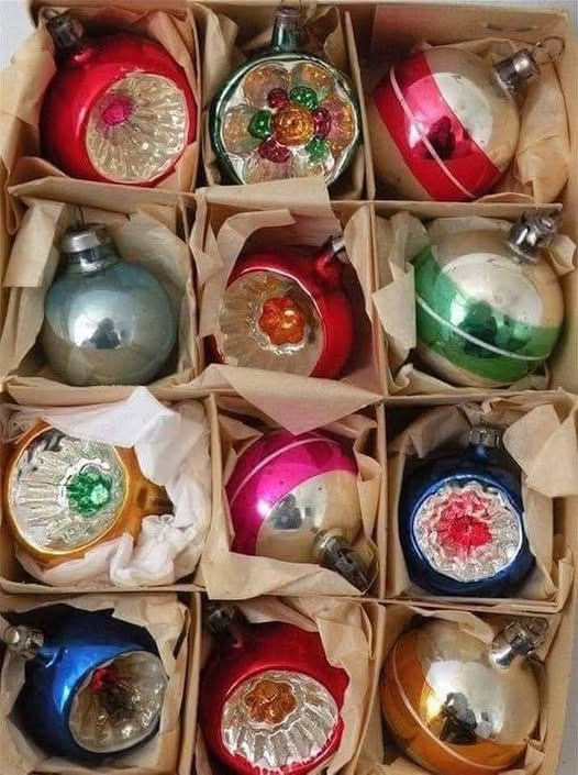„Bombki z PRL-u – magia świąt, którą nosimy w sercach. c1